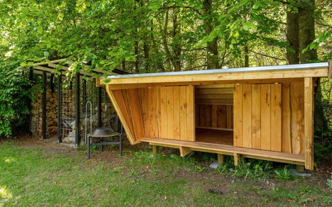 Ulrike - 600M to the Fjord: Mueble, Diseño De Interiores, Piso, Madera, Suelo, Techo, Suelos De Madera, Silla, Mesa, Encendiendo