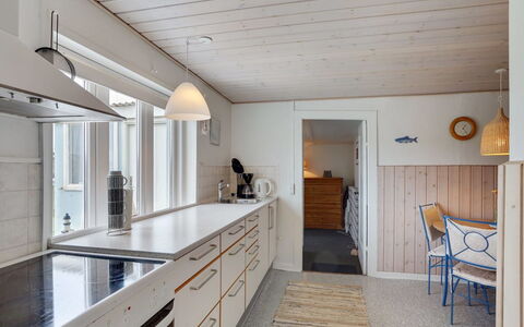 Fransiska - from the Sea: Madera, Piso, Techo, Diseño De Interiores, Cocina, Mostrador, Suelo, Lámpara, Casa, Gabinetes