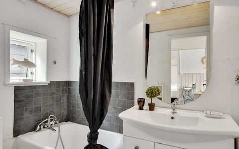 Fransiska - from the Sea: Diseño De Interiores, Pared, Arreglo De Tubería, Piso, Baño, Suelo, Grifo, Techo, Lavabo, Habitación