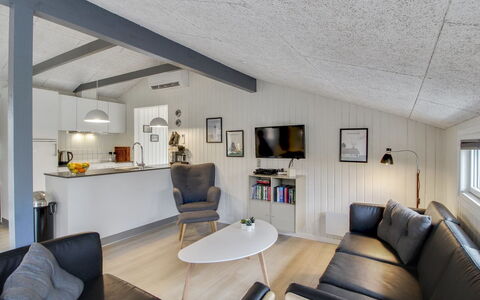 Hariette: Diseño De Interiores, Techo, Piso, Mueble, Suelo, Sofá, Habitación, Sala, Casa, Departamento