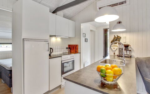 Hariette: Cocina, Diseño De Interiores, Techo, Madera, Piso, Electrodoméstico, Suelo, Mueble, Mostrador, Habitación