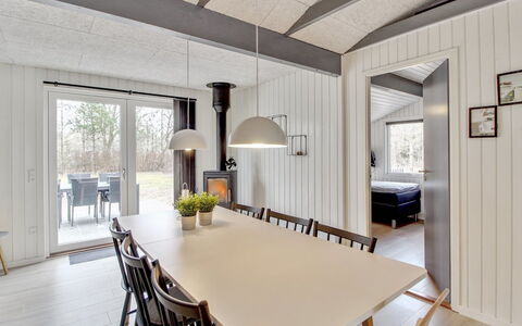 Hariette: Madera, Diseño De Interiores, Techo, Lámpara, Mueble, Piso, Cocina Y Comedor Mesa, Suelo, Casa, Comedor