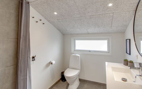 Hariette: Pared, Piso, Arreglo De Tubería, Techo, Suelo, Diseño De Interiores, Lámpara, Baño, Encendiendo, Plomería