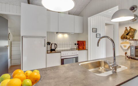 Hariette: Cocina, Mostrador, Diseño De Interiores, Piso, Aparato De Cocina, Suelo, Techo, Lavabo, Arreglo De Tubería, Madera
