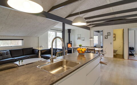 Hariette: Madera, Techo, Piso, Cocina, Diseño De Interiores, Lámpara, Mostrador, Suelo, Mueble, Suelos De Madera