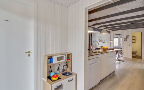 Hariette: Madera, Piso, Diseño De Interiores, Techo, Suelo, Cocina, Mostrador, Electrodoméstico, Mueble, Habitación