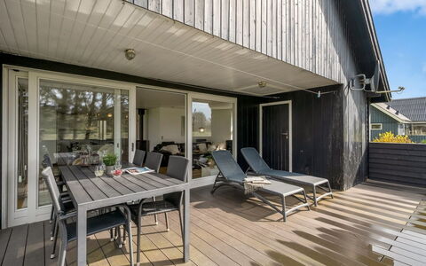 Aleida - 100M to the Fjord: Mueble, Diseño De Interiores, Piso, Madera, Suelo, Techo, Suelos De Madera, Silla, Mesa, Encendiendo