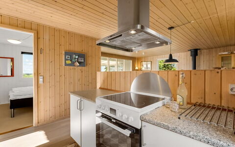 Brenda - 300M to the Fjord: Madera, Piso, Diseño De Interiores, Cocina, Techo, Suelo, Habitación, Mostrador, Manchas De Madera, Gabinetes