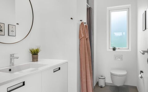 Elso - 600M to the Fjord: Diseño De Interiores, Pared, Arreglo De Tubería, Piso, Suelo, Baño, Mueble De Baño, Lavabo, Lavabo Del Baño, Plomería