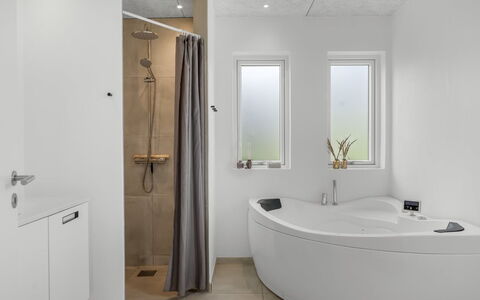 Elso - 600M to the Fjord: Arreglo De Tubería, Piso, Baño, Diseño De Interiores, Suelo, Lavabo, Grifo, Plomería, Techo, Bañera