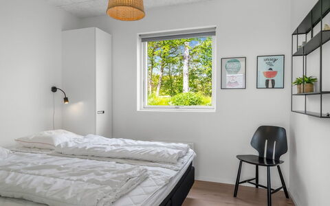 Elso - 600M to the Fjord: Habitación, Cama, Pared, Diseño De Interiores, Madera, Lecho, Sábana, Techo, Suelo, Marco De La Cama