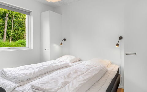 Elso - 600M to the Fjord: Habitación, Cama, Pared, Diseño De Interiores, Techo, Lecho, Sábana, Encendiendo, Habitación, Marco De La Cama