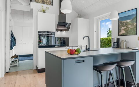 Elso - 600M to the Fjord: Cocina, Mostrador, Mueble, Aparato De Cocina, Diseño De Interiores, Piso, Gabinetes, Electrodoméstico, Suelo, Techo