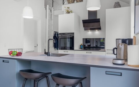 Elso - 600M to the Fjord: Cocina, Aparato De Cocina, Mostrador, Mueble, Diseño De Interiores, Gabinetes, Lámpara, Piso, Electrodoméstico, Techo