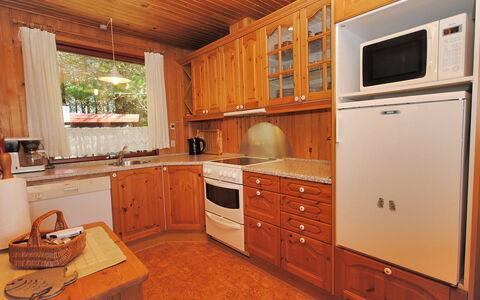 Neven - 900M from the Sea: Gabinetes, Mueble, Diseño De Interiores, Piso, Madera, Suelo, Mostrador, Cocina, Alacena, Habitación