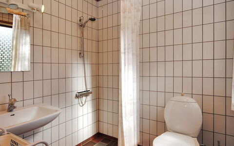 Neven - 900M from the Sea: Baño, Arreglo De Tubería, Lavabo Del Baño, Pared, Asiento Del Baño, Lavabo, Piso, Suelo, Baño, Diseño De Interiores