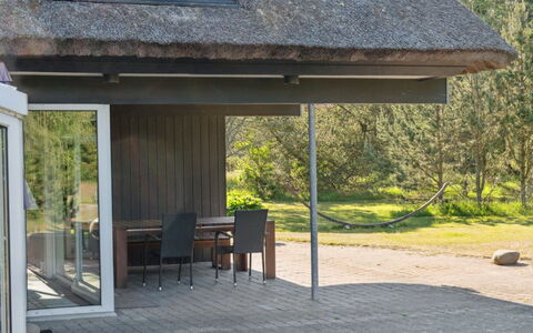Gertrudis - 2Km to the Fjord: Madera, Techo, Porche, Sombra, Mueble Para Exteriores, Cubierta, Estructura Al Aire Libre, Silla, Madera Dura, Cabaña