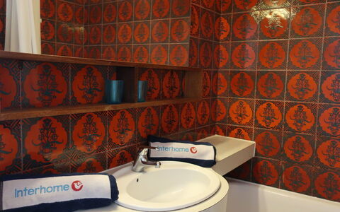 Les Voiliers: Baño, Pared, Loseta, Cerámico, Propiedad, Habitación, Naranja, Baño, Bidé, Propiedad Material