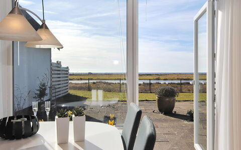 Rejhana - 500M to the Fjord: Arquitectura, Casa, Suelo, Mueble, Silla, Vaso, Sombra, Cocina Y Comedor Mesa, La Luz Del Día, Eco Hotel