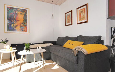 Rejhana - 500M to the Fjord: Mueble, Diseño De Interiores, Sofá, Piso, Suelo, Pared, Madera, Sala, Mesa, Casa