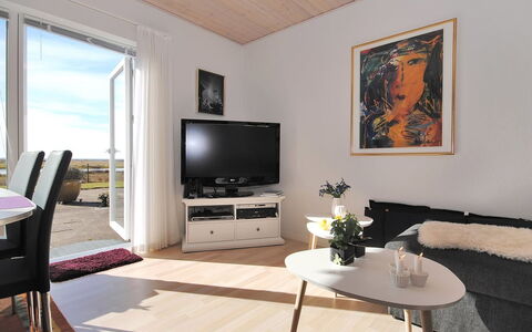 Rejhana - 500M to the Fjord: Mueble, Diseño De Interiores, Piso, Suelo, Madera, Suelos De Madera, Techo, Habitación, Sala, Mesa