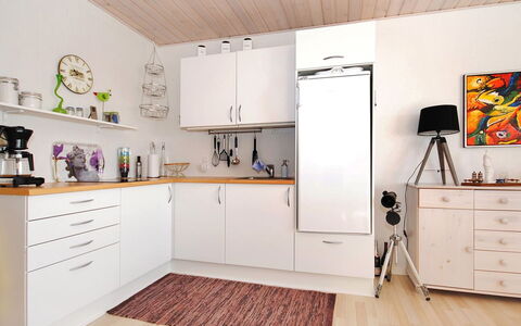 Rejhana - 500M to the Fjord: Piso, Cocina, Madera, Aparato De Cocina, Electrodoméstico, Gabinetes, Diseño De Interiores, Mostrador, Suelo, Mueble