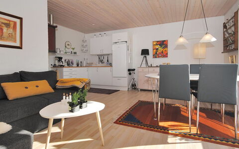Rejhana - 500M to the Fjord: Mueble, Diseño De Interiores, Piso, Suelo, Sofá, Pared, Madera, Sala, Habitación, Techo