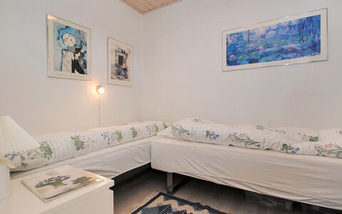 Rejhana - 500M to the Fjord: Mueble, Diseño De Interiores, Suelo, Piso, Habitación, Cama, Habitación, Departamento, Techo, Sábana