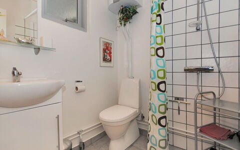 Rejhana - 500M to the Fjord: Baño, Asiento Del Baño, Arreglo De Tubería, Diseño De Interiores, Baño, Piso, Suelo, Lavabo Del Baño, Lavabo, Plomería
