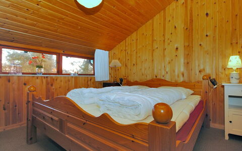 Palle - 2Km from the Sea: Madera, Diseño De Interiores, Techo, Habitación, Piso, Suelo, Cama, Mueble, Habitación, Madera Dura