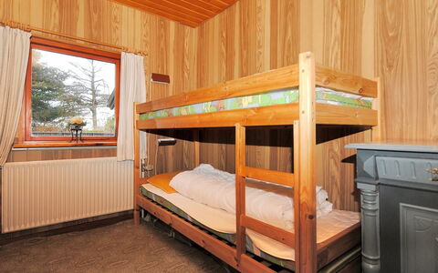 Palle - 2Km from the Sea: Madera, Piso, Suelo, Diseño De Interiores, Habitación, Cama, Mueble, Habitación, Techo, Manchas De Madera