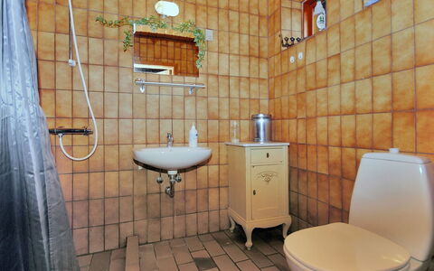 Palle - 2Km from the Sea: Arreglo De Tubería, Baño, Piso, Diseño De Interiores, Suelo, Lavabo Del Baño, Grifo, Lavabo, Plomería, Loseta