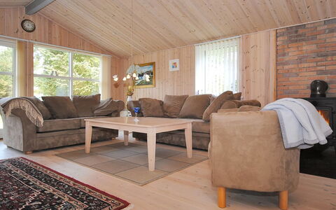 Tuomas - 200M to the Fjord: Mueble, Piso, Madera, Sofá, Diseño De Interiores, Suelo, Sala, Techo, Habitación