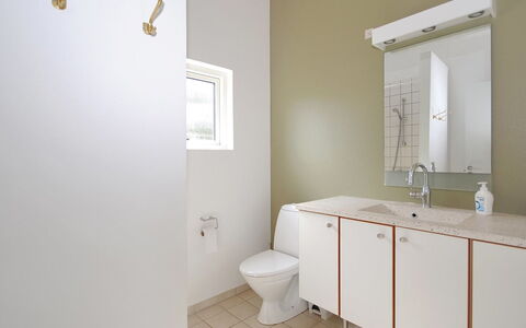 Tuomas - 200M to the Fjord: Pared, Piso, Arreglo De Tubería, Diseño De Interiores, Suelo, Techo, Lavabo, Mueble De Baño, Baño, Lavabo Del Baño