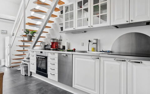Hermanda - 100M to the Fjord: Cocina, Piso, Diseño De Interiores, Mostrador, Suelo, Mueble, Aparato De Cocina, Gabinetes, Electrodoméstico, Techo
