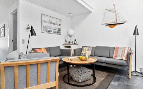 Hermanda - 100M to the Fjord: Mueble, Madera, Diseño De Interiores, Piso, Suelo, Sala, Sofá, Casa, Silla, Habitación