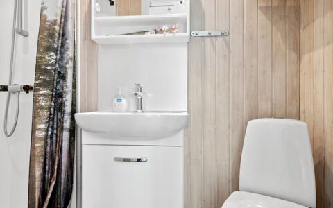 Hermanda - 100M to the Fjord: Baño, Lavabo Del Baño, Arreglo De Tubería, Lavabo, Piso, Diseño De Interiores, Suelo, Grifo, Mueble De Baño, Baño