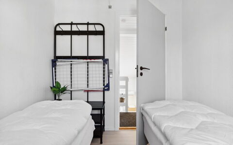 Hermanda - 100M to the Fjord: Habitación, Diseño De Interiores, Suelo, Piso, Cama, Litera, Mueble, Lecho, Sábana, Marco De La Cama