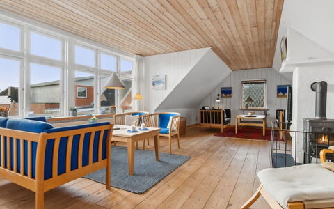 Gertina - 40M to the Fjord: Mueble, Diseño De Interiores, Piso, Madera, Suelo, Techo, Suelos De Madera, Silla, Mesa, Encendiendo