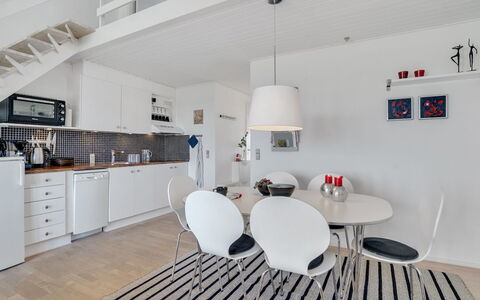 Idunn - 100M to the Fjord: Piso, Mueble, Diseño De Interiores, Suelo, Techo, Departamento, Habitación, Silla, Sala, Cocina Y Comedor Mesa