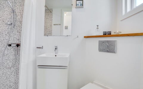 Idunn - 100M to the Fjord: Baño, Arreglo De Tubería, Pared, Diseño De Interiores, Asiento Del Baño, Piso, Baño, Suelo, Plomería, Grifo
