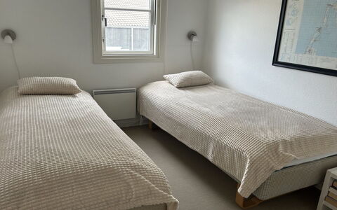 Idunn - 100M to the Fjord: Cama, Habitación, Lecho, Suelo, Sábana, Pared, Piso, Madera, Mueble, Linos