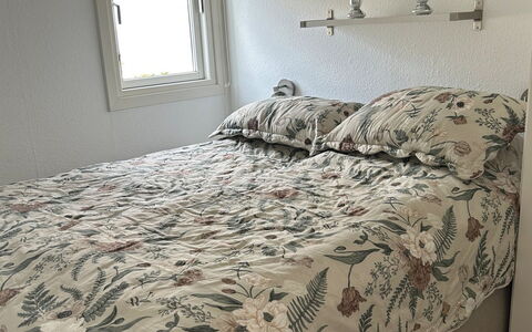 Idunn - 100M to the Fjord: Cama, Habitación, Lecho, Sábana, Mueble, Linos, Diseño De Interiores, Textil, Habitación, Marco De La Cama