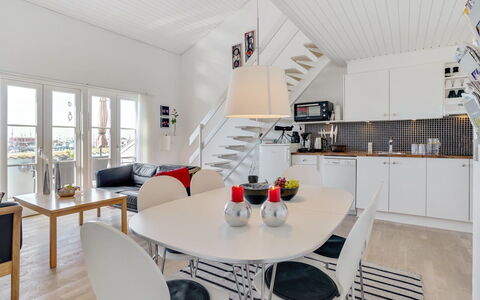 Idunn - 100M to the Fjord: Piso, Diseño De Interiores, Suelo, Techo, Mueble, Suelos De Madera, Departamento, Cocina Y Comedor Mesa, Silla, Sala