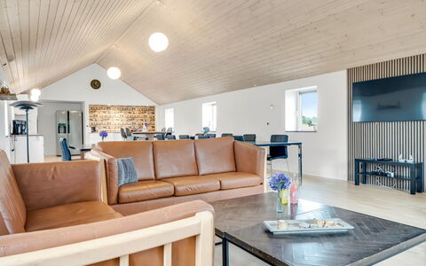 Folkar - 3Km to the Fjord: Mueble, Diseño De Interiores, Piso, Madera, Suelo, Techo, Suelos De Madera, Silla, Mesa, Encendiendo