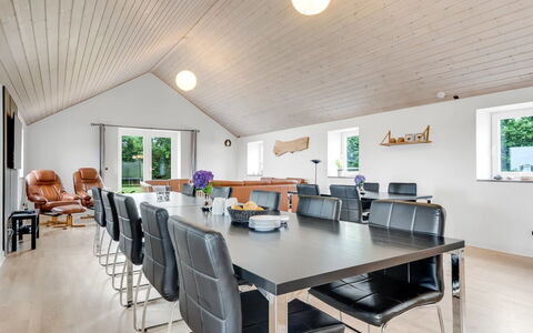 Folkar - 3Km to the Fjord: Mueble, Diseño De Interiores, Piso, Madera, Suelo, Techo, Suelos De Madera, Silla, Mesa, Encendiendo