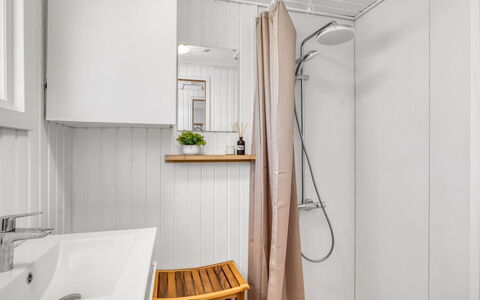 Pavo - 300M to the Fjord: Madera, Piso, Arreglo De Tubería, Suelo, Diseño De Interiores, Baño, Plomería, Habitación, Baño, Grifo