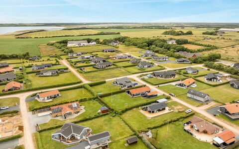 Pavo - 300M to the Fjord: Barrio Residencial, Casa, Techo, Paisaje, Casa, Llanura, El Terreno Del Lote, Área Rural, Inmuebles, Suburbio