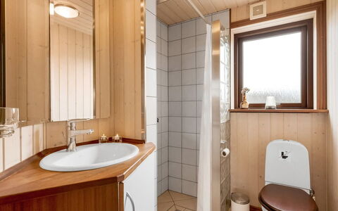 Malila - 400M to the Fjord: Piso, Pared, Arreglo De Tubería, Suelo, Lavabo Del Baño, Madera, Diseño De Interiores, Lavabo, Baño, Habitación