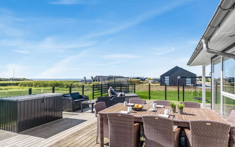 Ginia - 150M to the Fjord: Techo, Piso, Diseño De Interiores, Suelo, Material Compuesto, Mueble, Recurso, Hotel, Diseño, La Luz Del Día